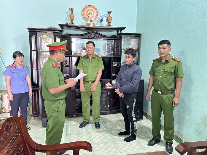 Bắt giữ quản lý siêu thị và trợ lý tham ô tài sản- Ảnh 2. Bắt giữ quản lý siêu thị và trợ lý tham ô tài sản- Ảnh 2.