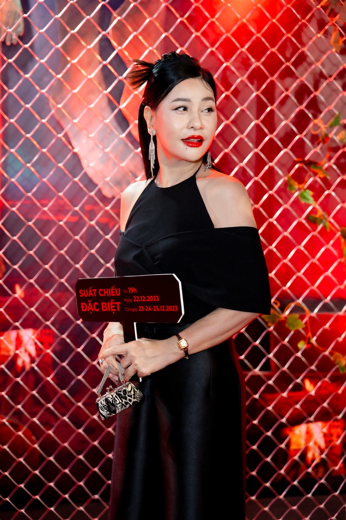 Đại Nghĩa, Cát Phượng sợ hãi khi xem "Quỷ cẩu"- Ảnh 1. Đại Nghĩa, Cát Phượng sợ hãi khi xem "Quỷ cẩu"- Ảnh 1.