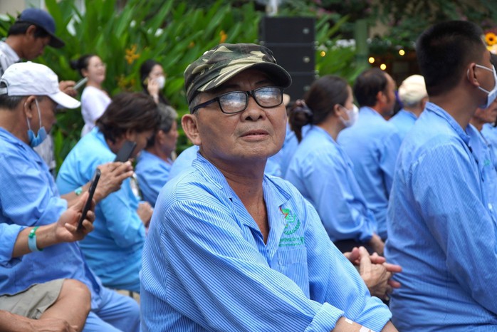 Giữa khuôn viên bệnh viện bác sĩ hát cho người bệnh nghe- Ảnh 2. Giữa khuôn viên bệnh viện bác sĩ hát cho người bệnh nghe- Ảnh 2.