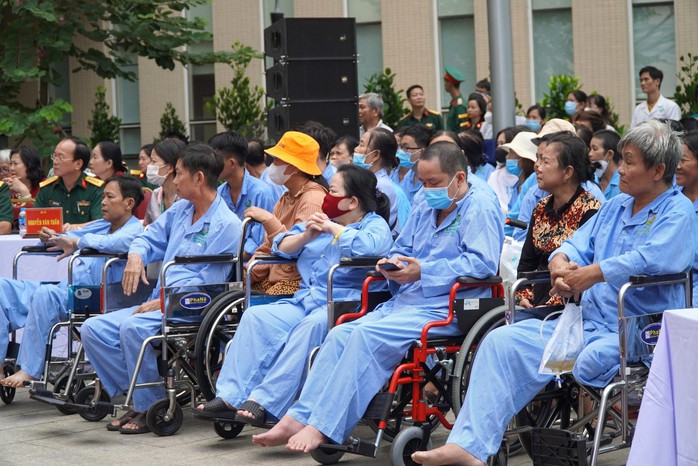Giữa khuôn viên bệnh viện bác sĩ hát cho người bệnh nghe- Ảnh 1. Giữa khuôn viên bệnh viện bác sĩ hát cho người bệnh nghe- Ảnh 1.