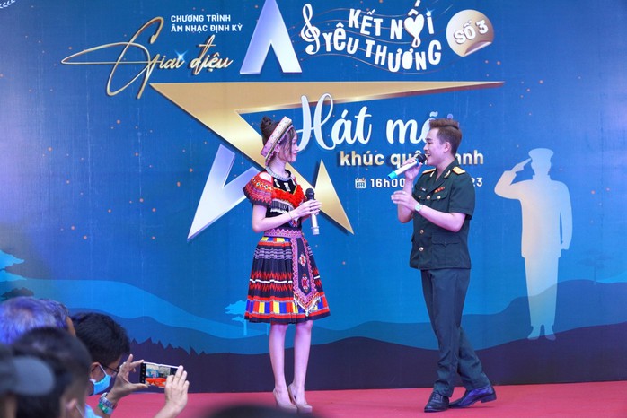Giữa khuôn viên bệnh viện bác sĩ hát cho người bệnh nghe- Ảnh 3. Giữa khuôn viên bệnh viện bác sĩ hát cho người bệnh nghe- Ảnh 3.