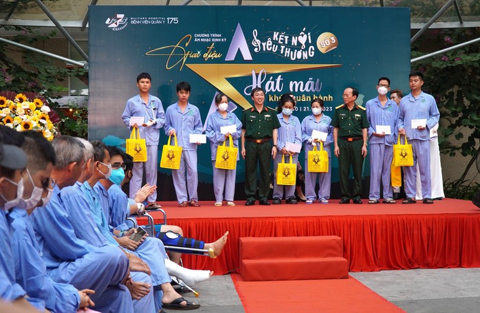 Giữa khuôn viên bệnh viện bác sĩ hát cho người bệnh nghe- Ảnh 4. Giữa khuôn viên bệnh viện bác sĩ hát cho người bệnh nghe- Ảnh 4.