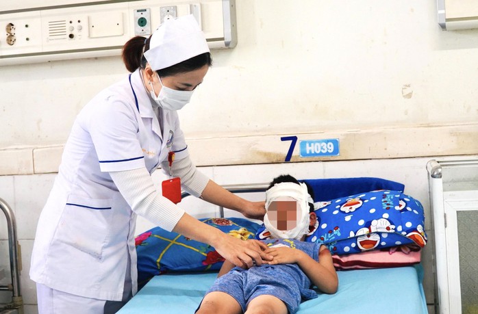 Chơi bóng bay "ông già Noel", bé trai bị bỏng nặng- Ảnh 1. Chơi bóng bay "ông già Noel", bé trai bị bỏng nặng- Ảnh 1.