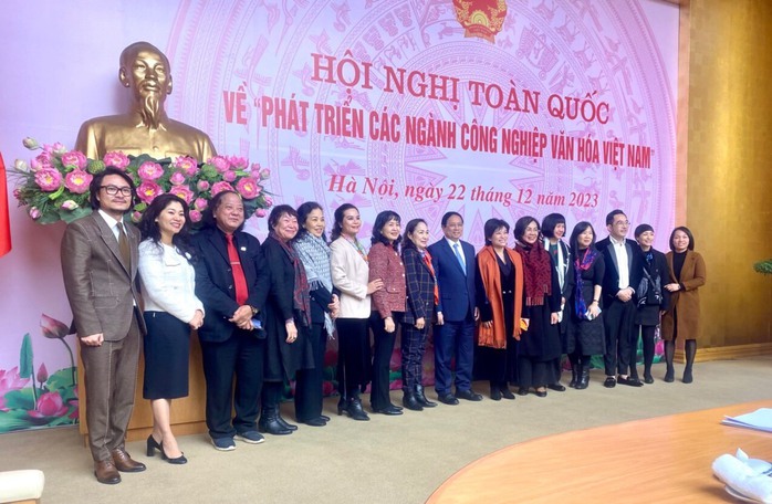 Đạo diễn Hoàng Nhật Nam: "Công ty Sen Vàng lấy lỗ làm lời"
- Ảnh 3. Đạo diễn Hoàng Nhật Nam: "Công ty Sen Vàng lấy lỗ làm lời"
- Ảnh 3.