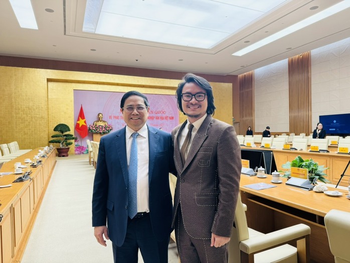 Đạo diễn Hoàng Nhật Nam: "Công ty Sen Vàng lấy lỗ làm lời"
- Ảnh 1. Đạo diễn Hoàng Nhật Nam: "Công ty Sen Vàng lấy lỗ làm lời"
- Ảnh 1.