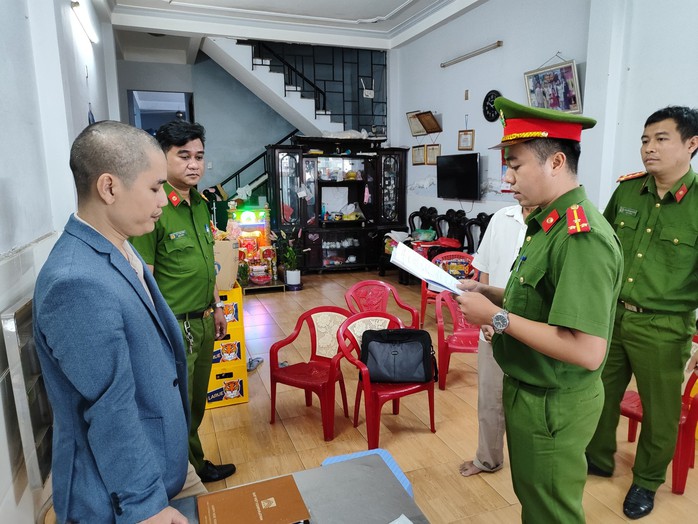 Tham ô khi nạo vét cống, thêm 2 người bị bắt- Ảnh 1. Tham ô khi nạo vét cống, thêm 2 người bị bắt- Ảnh 1.