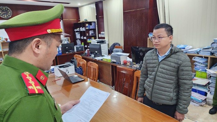 Tham ô khi nạo vét cống, thêm 2 người bị bắt- Ảnh 2. Tham ô khi nạo vét cống, thêm 2 người bị bắt- Ảnh 2.