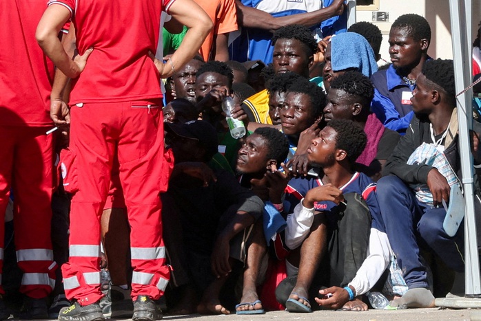 Người di cư tại trung tâm tiếp nhận trên đảo Lampedusa, vùng Sicily - Ý hồi tháng 9-2023 Ảnh: REUTERS Người di cư tại trung tâm tiếp nhận trên đảo Lampedusa, vùng Sicily - Ý hồi tháng 9-2023 Ảnh: REUTERS