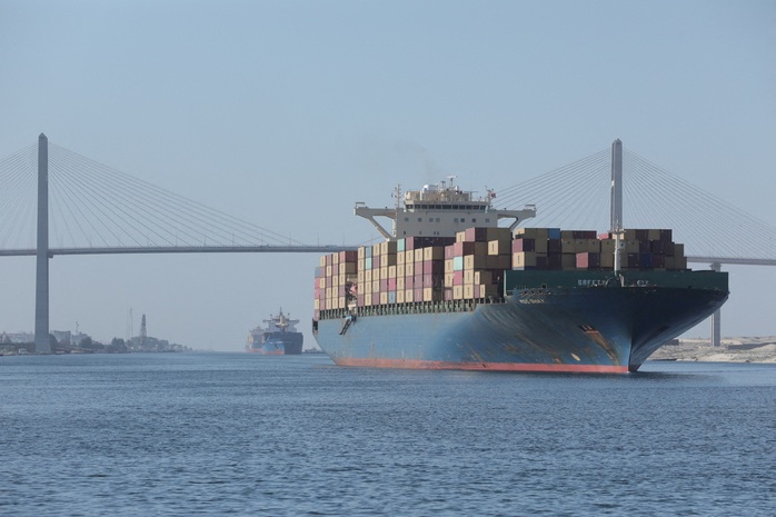 Tàu container gần cầu kênh đào Suez hồi tháng 8 Ảnh: REUTERS Tàu container gần cầu kênh đào Suez hồi tháng 8 Ảnh: REUTERS