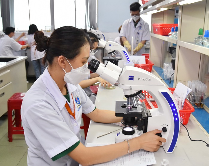 Sinh viên nghiên cứu khoa học tại Trường ĐH Nguyễn Tất Thành (TP HCM)Ảnh: TẤN THẠNH Sinh viên nghiên cứu khoa học tại Trường ĐH Nguyễn Tất Thành (TP HCM)Ảnh: TẤN THẠNH