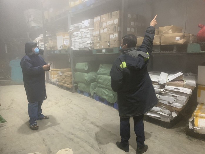 Phát hiện số lượng lớn thực phẩm không rõ nguồn gốc tại Công ty Decqb Logistics.- Ảnh 2. Phát hiện số lượng lớn thực phẩm không rõ nguồn gốc tại Công ty Decqb Logistics.- Ảnh 2.