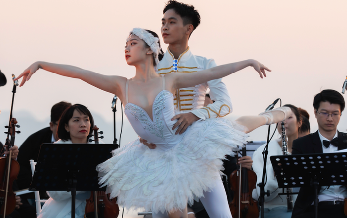 Nhạc trưởng Đồng Quang Vinh mang "Titanic" biểu diễn giữa vịnh Hạ Long- Ảnh 2. Nhạc trưởng Đồng Quang Vinh mang "Titanic" biểu diễn giữa vịnh Hạ Long- Ảnh 2.