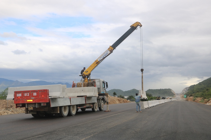 Hình ảnh đường cao tốc Cam Lâm - Vĩnh Hảo trước giờ thông xe kỹ thuật- Ảnh 12. Hình ảnh đường cao tốc Cam Lâm - Vĩnh Hảo trước giờ thông xe kỹ thuật- Ảnh 12.