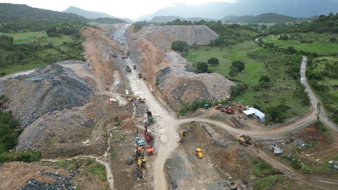 Hình ảnh đường cao tốc Cam Lâm - Vĩnh Hảo trước giờ thông xe kỹ thuật- Ảnh 10. Hình ảnh đường cao tốc Cam Lâm - Vĩnh Hảo trước giờ thông xe kỹ thuật- Ảnh 10.