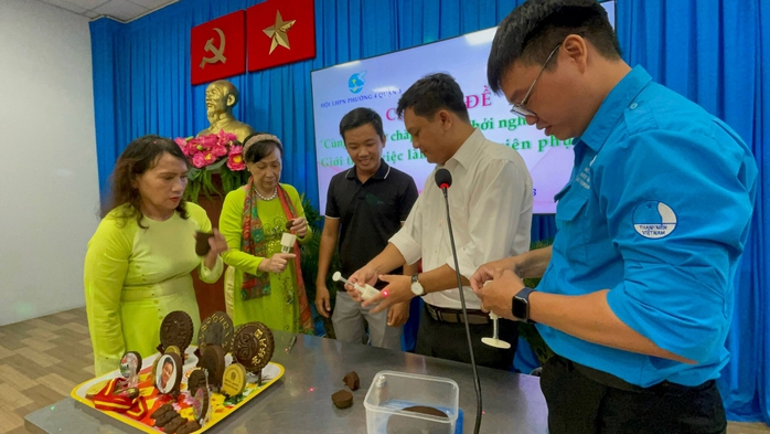 Anh Lộc (giữa) hướng dẫn hội viên phụ nữ cách làm viên nén từ bã cà phê Anh Lộc (giữa) hướng dẫn hội viên phụ nữ cách làm viên nén từ bã cà phê