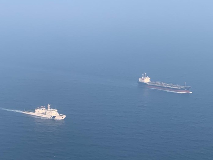 Tàu ICGS Vikram và tàu MV Chem Pluto (phải)Ảnh: The Hindu Tàu ICGS Vikram và tàu MV Chem Pluto (phải)Ảnh: The Hindu