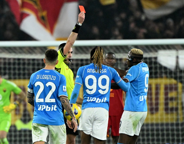 Mourinho lại có hành động lạ với các cầu thủ Napoli- Ảnh 3. Mourinho lại có hành động lạ với các cầu thủ Napoli- Ảnh 3.