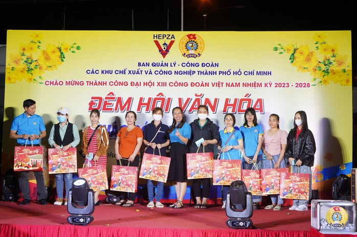 Công nhân thưởng thức văn nghệ, mua sắm hàng 0 đồng- Ảnh 1. Công nhân thưởng thức văn nghệ, mua sắm hàng 0 đồng- Ảnh 1.