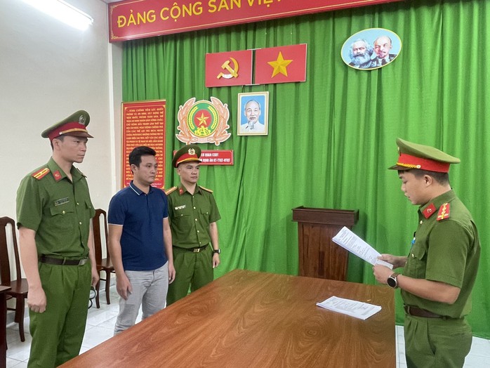 Công an TP HCM khởi tố Giám đốc Chi cục Đăng kiểm Long An- Ảnh 2. Công an TP HCM khởi tố Giám đốc Chi cục Đăng kiểm Long An- Ảnh 2.