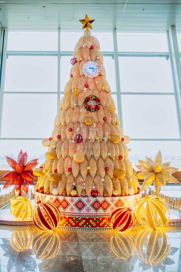 Cây thông Noel được kết từ nhiều chiếc đèn đó tre tại Nhà ga hành khách T2 Cây thông Noel được kết từ nhiều chiếc đèn đó tre tại Nhà ga hành khách T2