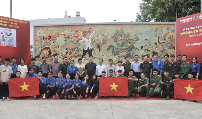 TP HCM: Ra mắt "Đường cờ Tổ quốc" tại 2 phường anh hùng - Ảnh 2. TP HCM: Ra mắt "Đường cờ Tổ quốc" tại 2 phường anh hùng - Ảnh 2.