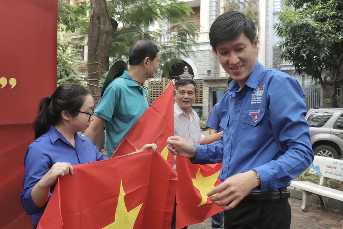 TP HCM: Ra mắt "Đường cờ Tổ quốc" tại 2 phường anh hùng - Ảnh 3. TP HCM: Ra mắt "Đường cờ Tổ quốc" tại 2 phường anh hùng - Ảnh 3.