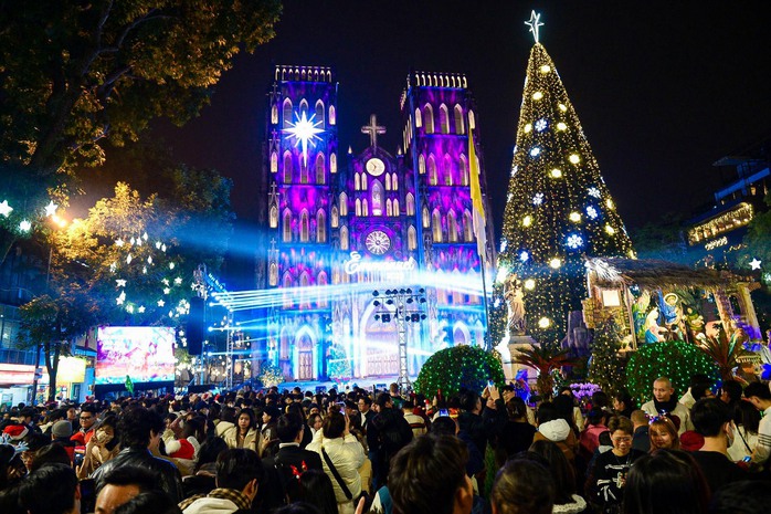 "Biển người" đồ về Nhà thờ Lớn đón Giáng sinh- Ảnh 6. "Biển người" đồ về Nhà thờ Lớn đón Giáng sinh- Ảnh 6.