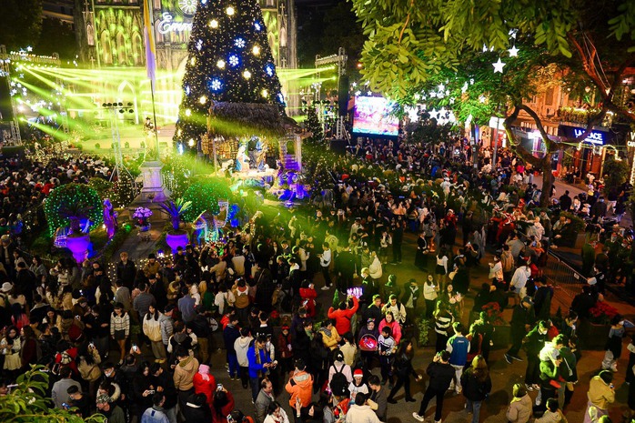 "Biển người" đồ về Nhà thờ Lớn đón Giáng sinh- Ảnh 14. "Biển người" đồ về Nhà thờ Lớn đón Giáng sinh- Ảnh 14.