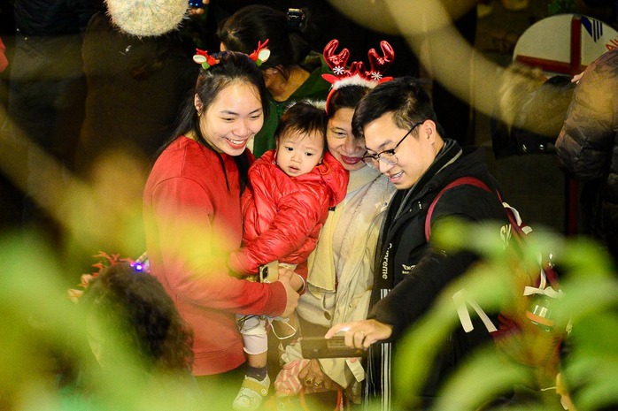 "Biển người" đồ về Nhà thờ Lớn đón Giáng sinh- Ảnh 11. "Biển người" đồ về Nhà thờ Lớn đón Giáng sinh- Ảnh 11.