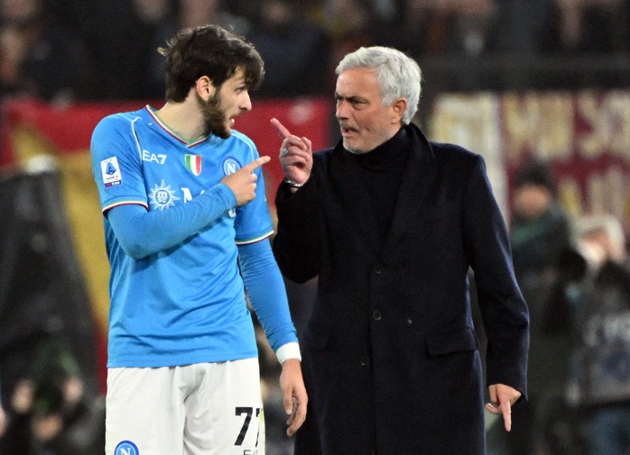 Mourinho lại có hành động lạ với các cầu thủ Napoli- Ảnh 1. Mourinho lại có hành động lạ với các cầu thủ Napoli- Ảnh 1.