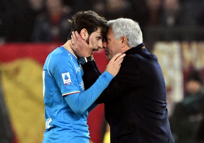 Mourinho lại có hành động lạ với các cầu thủ Napoli- Ảnh 2. Mourinho lại có hành động lạ với các cầu thủ Napoli- Ảnh 2.