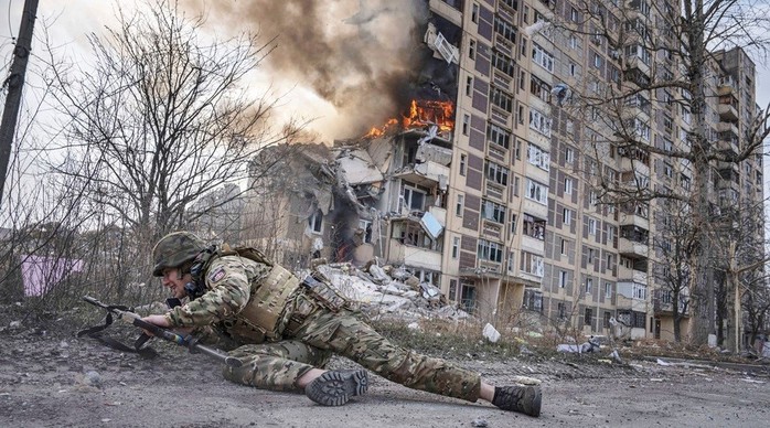 Một tòa nhà đang bốc cháy sau vụ ném bom của Nga ở TP Avdiivka, miền đông Ukraine. Ảnh: AP Một tòa nhà đang bốc cháy sau vụ ném bom của Nga ở TP Avdiivka, miền đông Ukraine. Ảnh: AP