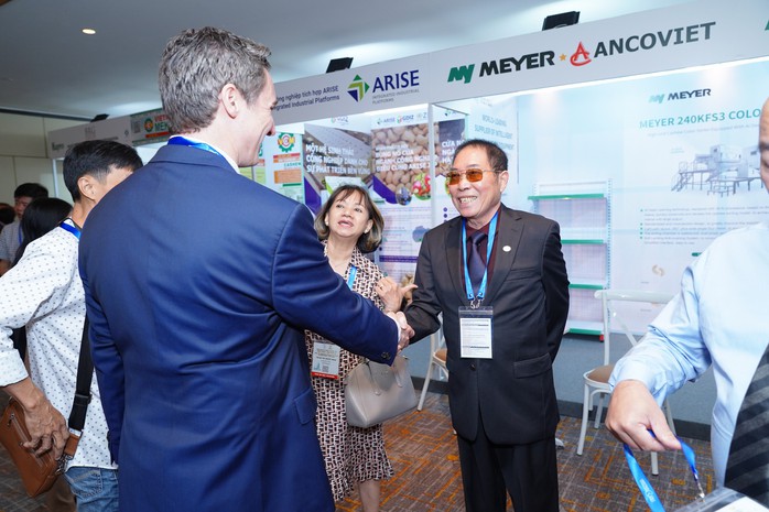 Ông Phạm Văn Công, Chủ tịch Hiệp hội Điều Việt Nam, tiếp khách nước ngoài Ông Phạm Văn Công, Chủ tịch Hiệp hội Điều Việt Nam, tiếp khách nước ngoài