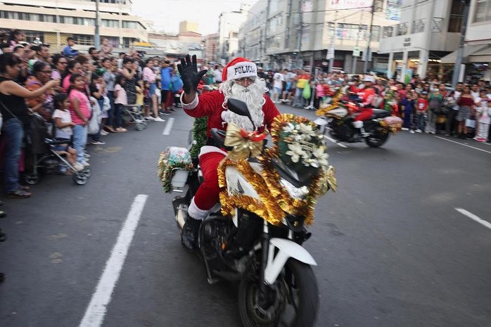Clip “ông già Noel" cầm búa tạ phá nát cửa, bắt tội phạm ở Peru- Ảnh 2. Clip “ông già Noel" cầm búa tạ phá nát cửa, bắt tội phạm ở Peru- Ảnh 2.