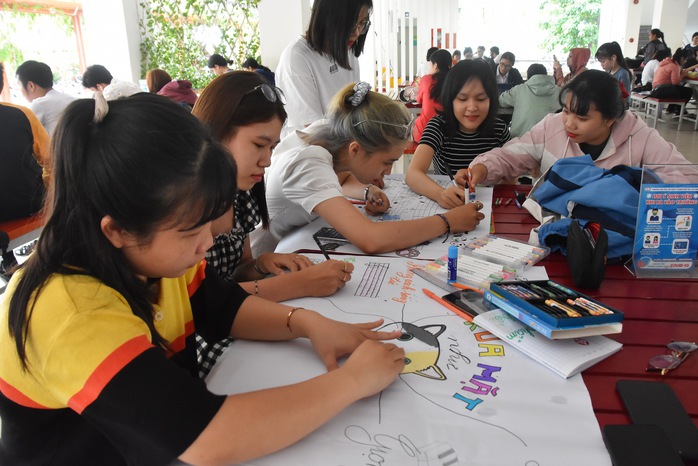 Sinh viên Đại học Sư phạm TP HCM trong giờ làm đồ án môn họcẢnh: TẤN THẠNH Sinh viên Đại học Sư phạm TP HCM trong giờ làm đồ án môn họcẢnh: TẤN THẠNH