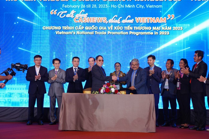 Ông Phạm Văn Công, Chủ tịch Hiệp hội Điều Việt Nam, cùng khách nước ngoài tại hội nghị Ông Phạm Văn Công, Chủ tịch Hiệp hội Điều Việt Nam, cùng khách nước ngoài tại hội nghị