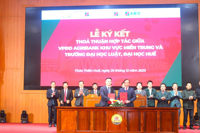 Trường ĐH Luật - ĐH Huế hợp tác với Agribank miền Trung- Ảnh 1. Trường ĐH Luật - ĐH Huế hợp tác với Agribank miền Trung- Ảnh 1.