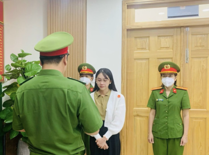 Công an TP HCM phát hiện sai phạm tại phòng giao dịch một ngân hàng- Ảnh 2. Công an TP HCM phát hiện sai phạm tại phòng giao dịch một ngân hàng- Ảnh 2.