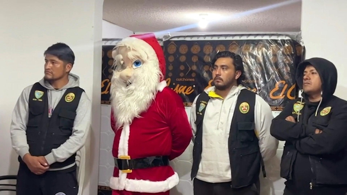 Clip “ông già Noel" cầm búa tạ phá nát cửa, bắt tội phạm ở Peru- Ảnh 1. Clip “ông già Noel" cầm búa tạ phá nát cửa, bắt tội phạm ở Peru- Ảnh 1.