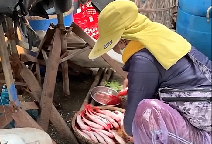 Clip "làm đẹp" cá bã trầu tại chợ Tam Kỳ gây lo lắng- Ảnh 1. Clip "làm đẹp" cá bã trầu tại chợ Tam Kỳ gây lo lắng- Ảnh 1.