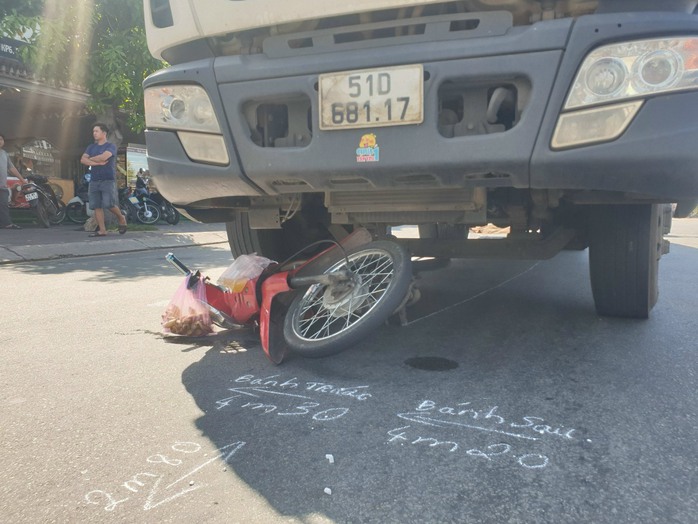 Một phụ nữ ở Bình Dương chết thảm dưới bánh xe tải- Ảnh 1. Một phụ nữ ở Bình Dương chết thảm dưới bánh xe tải- Ảnh 1.