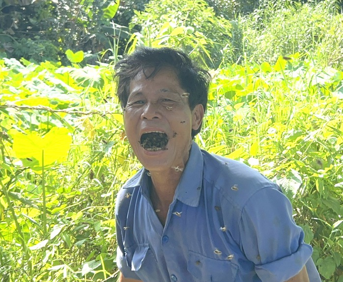 CLIP: Người đàn ông tiết lộ bí quyết "gọi" ong về nuôi lấy mật- Ảnh 8. CLIP: Người đàn ông tiết lộ bí quyết "gọi" ong về nuôi lấy mật- Ảnh 8.