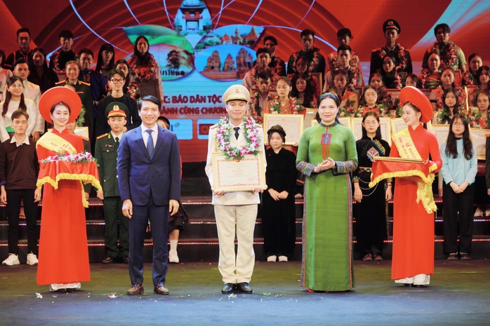 Trao Bằng khen của Bộ trưởng, Chủ nhiệm Ủy ban Dân tộc cho các thanh niên dân tộc thiểu số  xuất sắc, tiêu biểu năm 2023