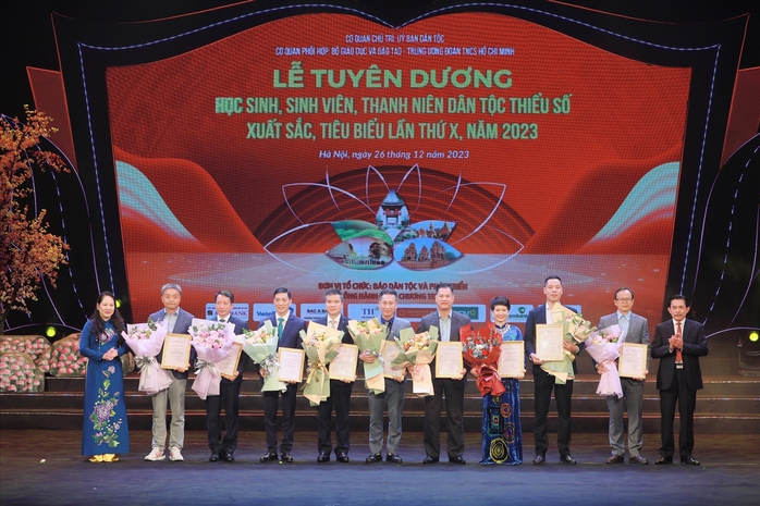 Ban Tổ chức tặng Giấy khen của Ban Tổ chức cho các Nhà tài trợ