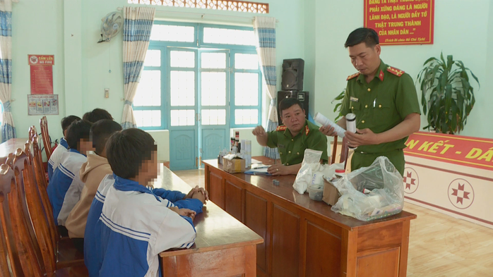 6 học sinh góp tiền mua vật liệu, chế tạo pháo nổ bán kiếm lời- Ảnh 1. 6 học sinh góp tiền mua vật liệu, chế tạo pháo nổ bán kiếm lời- Ảnh 1.