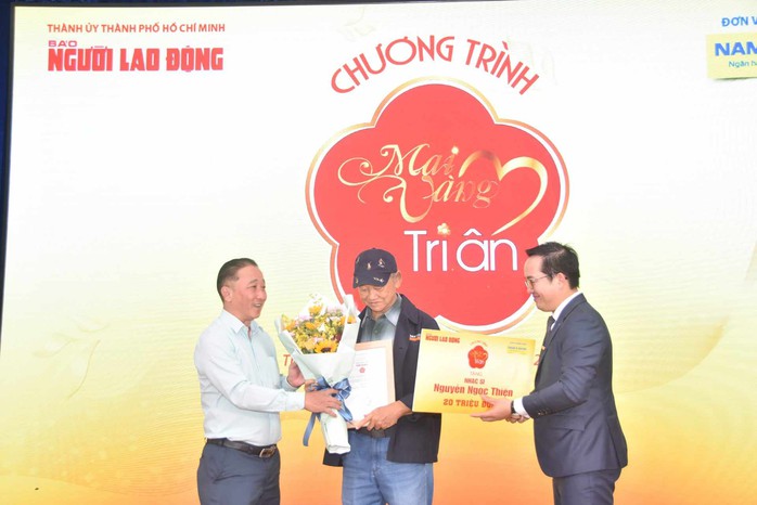 "Mai Vàng tri ân" trao tặng quà cho nhạc sĩ Nguyễn Ngọc Thiện- Ảnh 1.