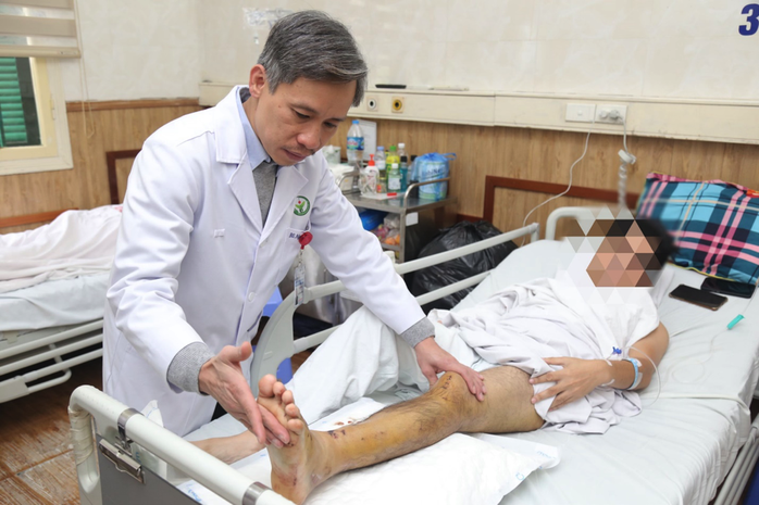 Sức khoẻ thiếu tá CSGT bị thanh niên tông gãy chân hiện thế nào?- Ảnh 2. Sức khoẻ thiếu tá CSGT bị thanh niên tông gãy chân hiện thế nào?- Ảnh 2.