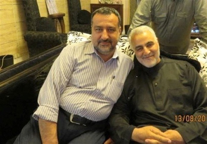 Tướng Seyed Razi Mousavi (trái) ngồi cạnh tướng Qasem Soleimani. Ảnh: Reuters