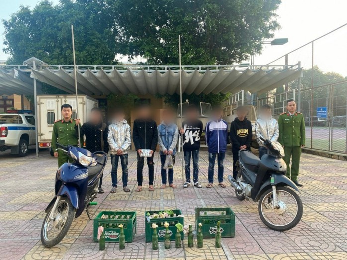 15 thanh thiếu niên mang hung khí, bom xăng chuẩn bị đi hỗn chiến - Ảnh 1. 15 thanh thiếu niên mang hung khí, bom xăng chuẩn bị đi hỗn chiến - Ảnh 1.