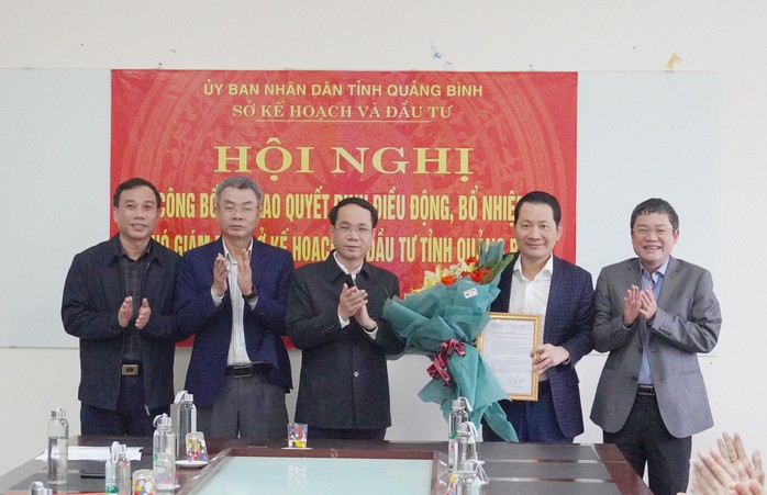Điều động, bổ nhiệm 2 phó giám đốc sở ở Quảng Bình- Ảnh 2. Điều động, bổ nhiệm 2 phó giám đốc sở ở Quảng Bình- Ảnh 2.